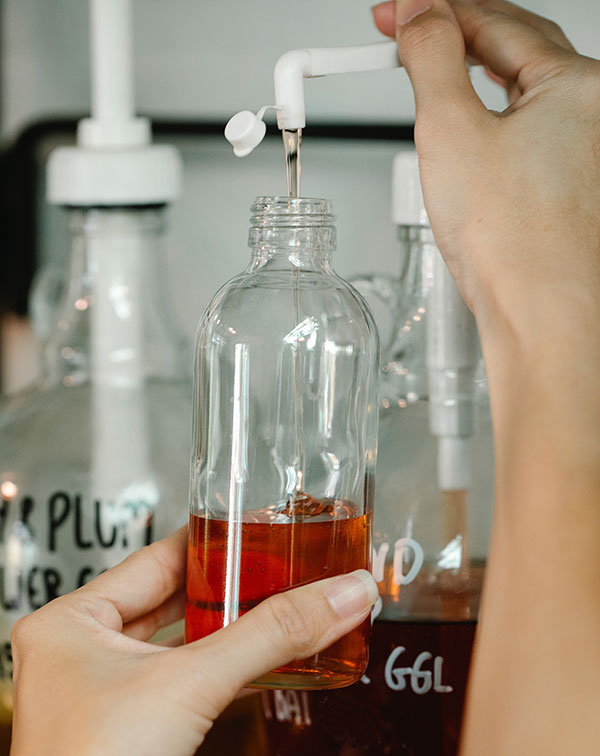 Blog Sakood Zero dechet - acheter ses courses en vrac - liquide en vrac dans un contenant en verre - photo Pexels Sarah Chai