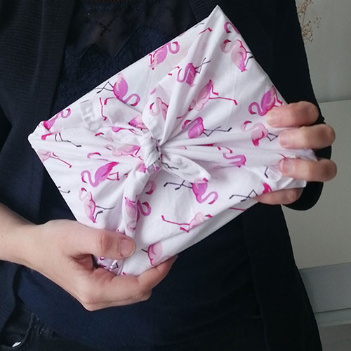 Sakood Creations Zero dechet - furoshiki pour emballer un cadeau sans générer de déchets