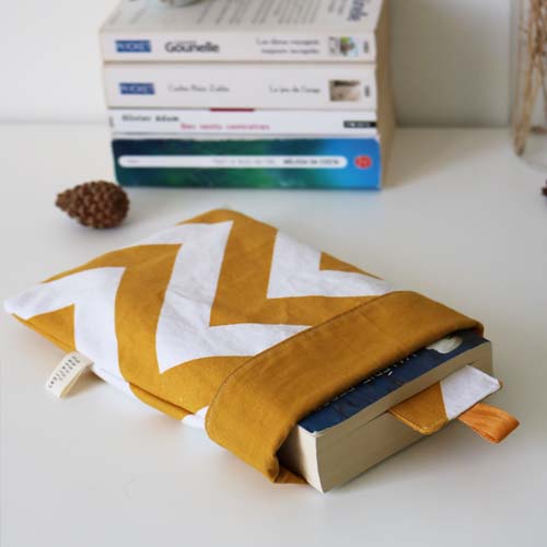 Sakood créations upcycling à Nantes - étui en tissu pour protéger les livres de poche