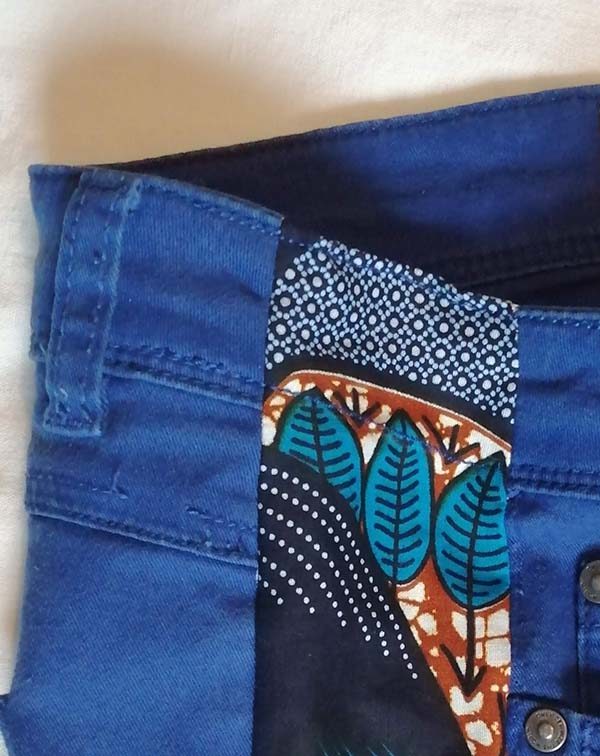 Blog Sakood - revaloriser et moderniser son pantalon - couture pour fixer le tissu wax au niveau de la ceinture